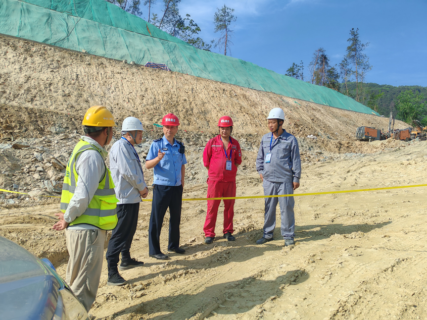 張灣區(qū)漢江路派出所對(duì)雙高路項(xiàng)目爆破施工安全檢查